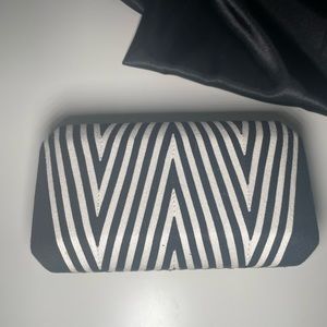 STRIPED CLUTCH